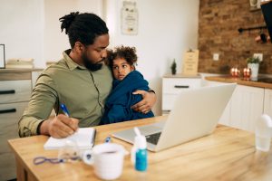 Accompagnement à la parentalité en entreprise : soutenir les salariés parents pour renforcer l’engagement et la qualité de vie au travail